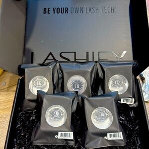 Lashify bundle: “C” gossamers in black. Set of 5 includes 2 C10s and 3 C12s.